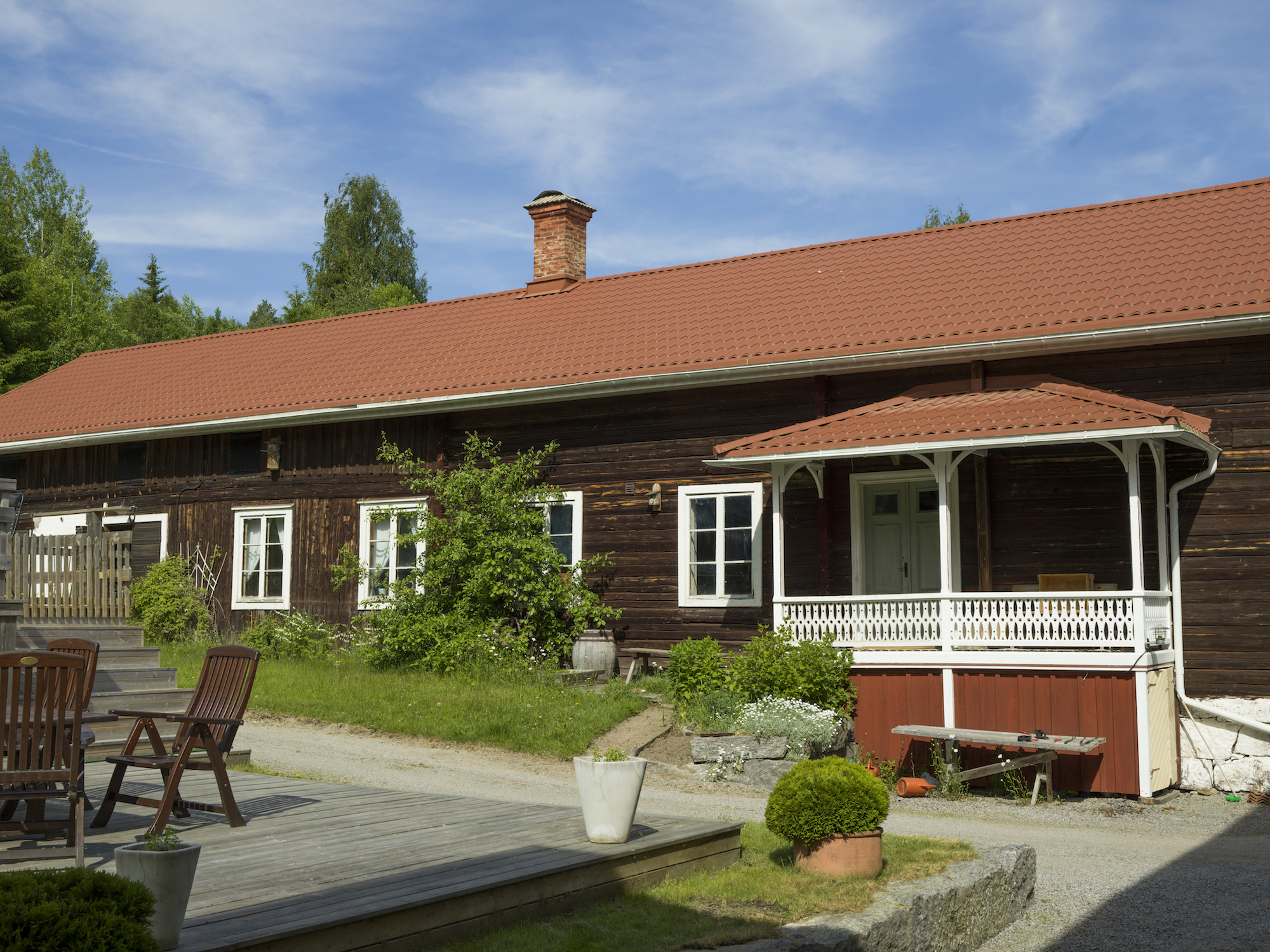 Runt träslottet på Lôkes Hälsingegård